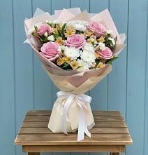 Букет цветов из:  Гвоздики, Орхидеи и Розы в Попутная