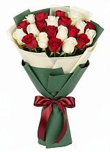 Букет Микс из красных и белых роз в Попутная