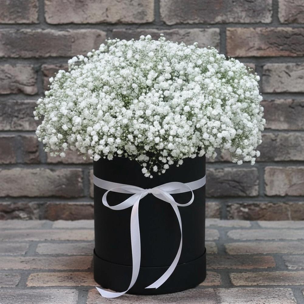 Цветочная композиция из Гипсофила в шляпной коробке в Попутная