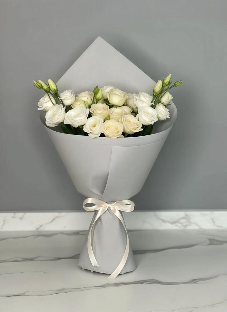 Букет цветов из: Розы и Лизиантусы в Попутная