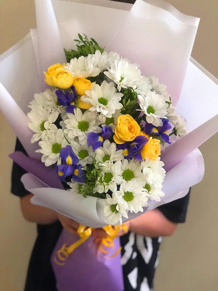 Букет цветов из: Ирисы, Хризантемы и Розы в Попутная