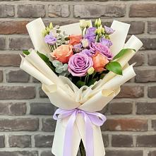 Букет цветов из:  Лизиантусы и Розы в Попутная