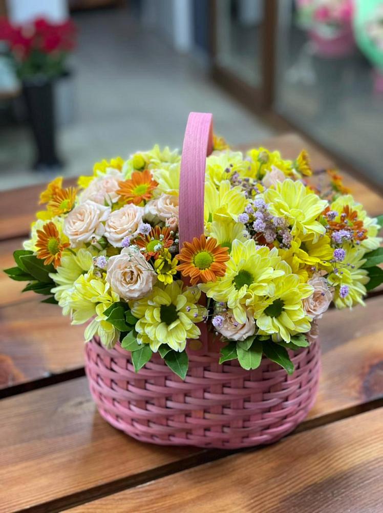 Цветочная композиция из Хризантемы и Розы в корзине в Попутная