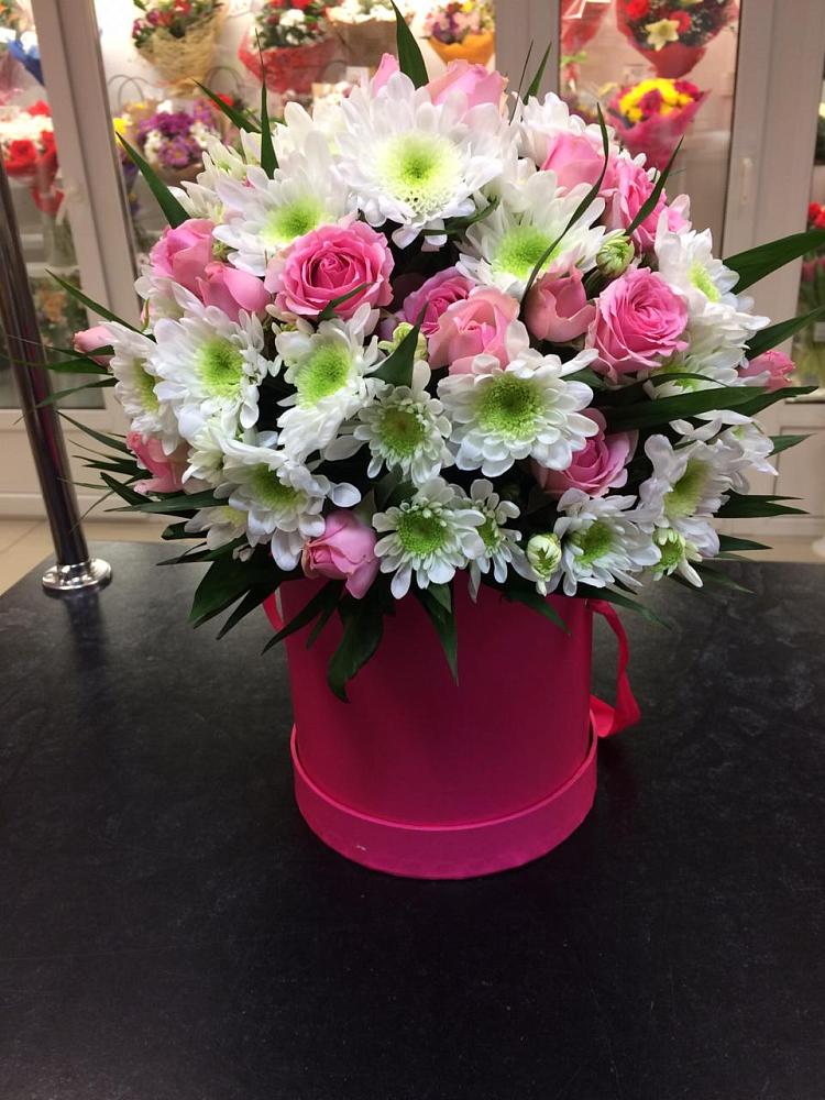 Цветочная композиция из Розы и Хризантемы в шляпной коробке в Попутная