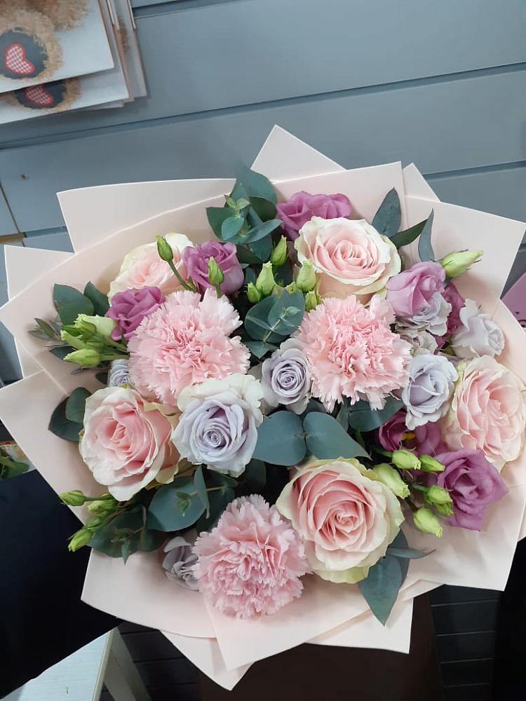 Букет цветов из: Розы, Гвоздики и Лизиантусы в Попутная